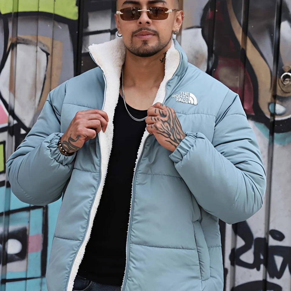 Chaqueta acolchada negra impermeable en look urbano editorial