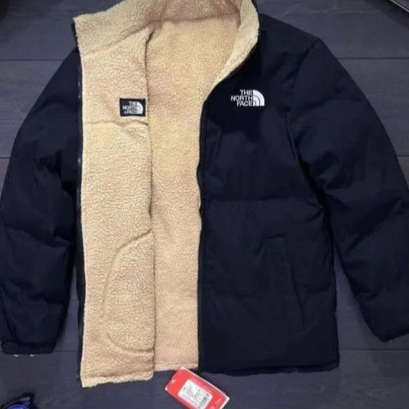 Detalle flat lay de la chaqueta reversible mostrando ambas caras