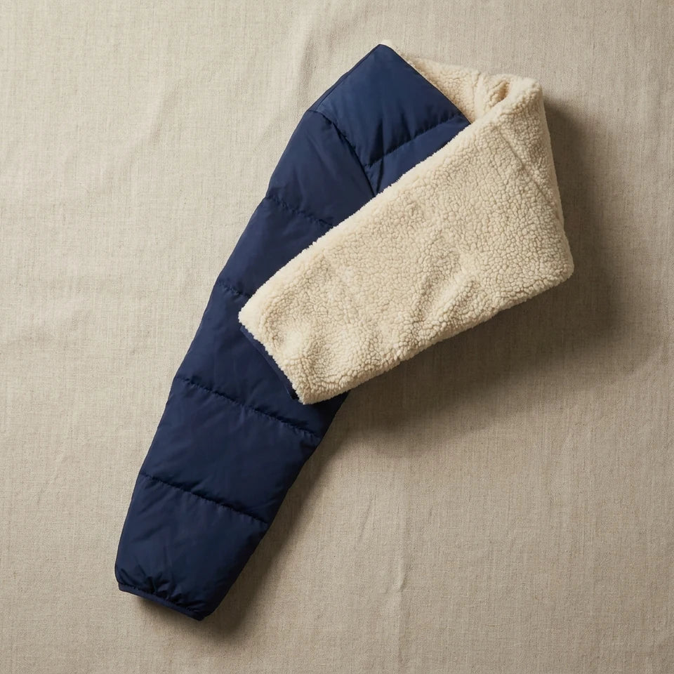 Detalle flat lay de la chaqueta reversible mostrando ambas caras