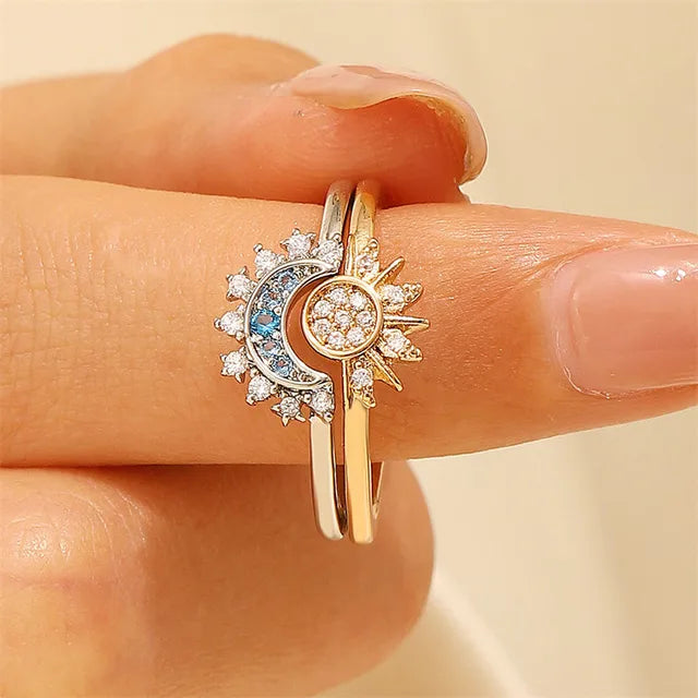 Anillos Sol y Luna Eclipse — los dos anillos puestos juntos en una mano