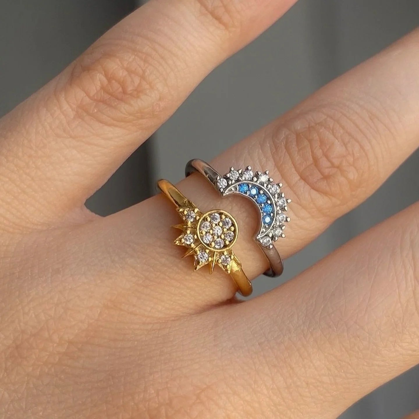 Los dos anillos puestos en dedos de una pareja