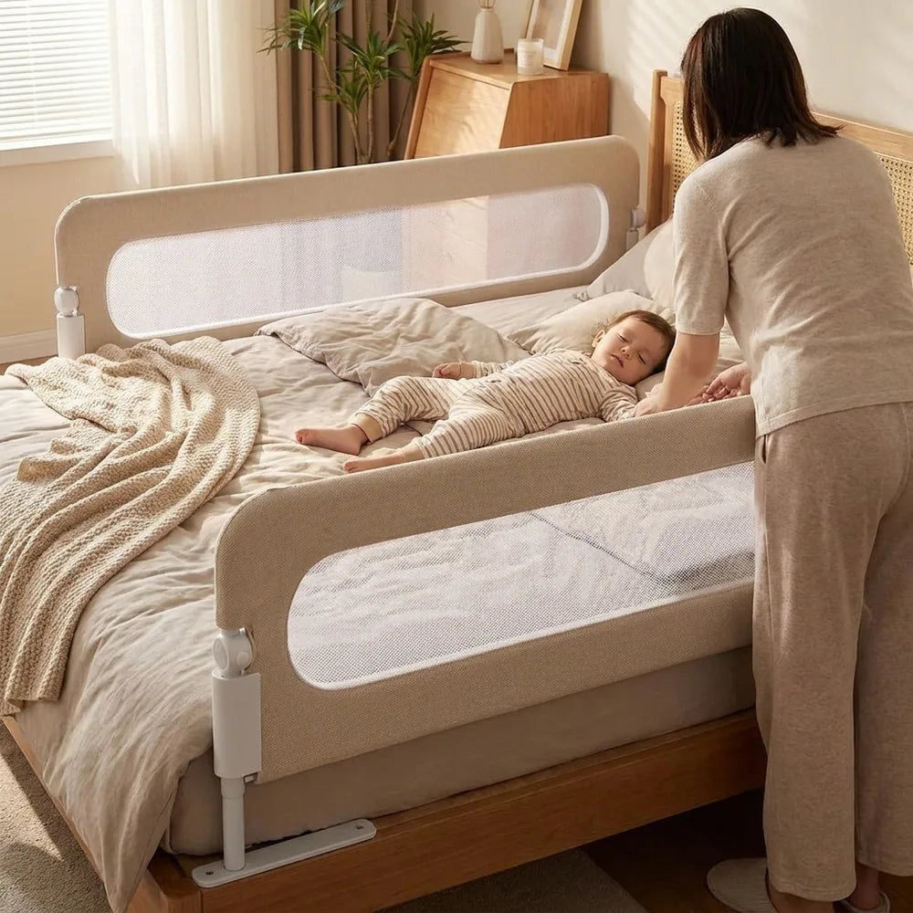 Cama en la mitad del cuarto con una baranda por cada lado; la mamá acostando al niño
