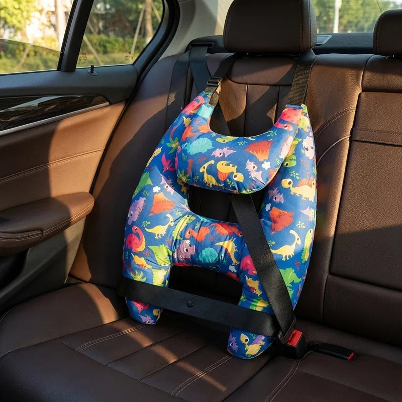 Cojín de Viaje en H para niños — cojín puesto en asiento de carro