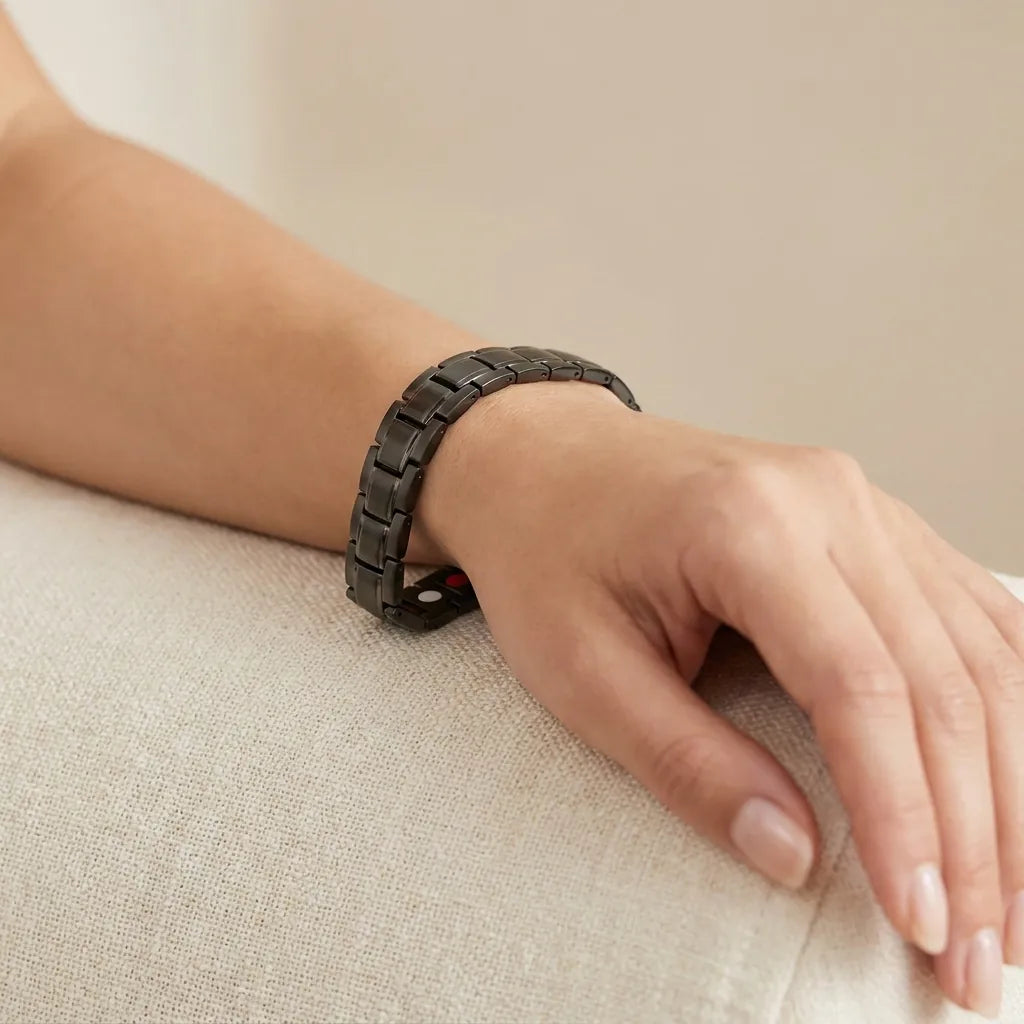 Pulsera magnética puesta en la muñeca