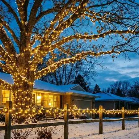 La misma casa, con la Navidad encendida