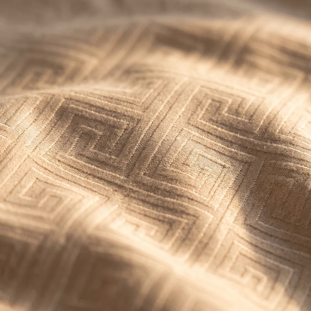 Macro del tejido jacquard de llave griega tono sobre tono