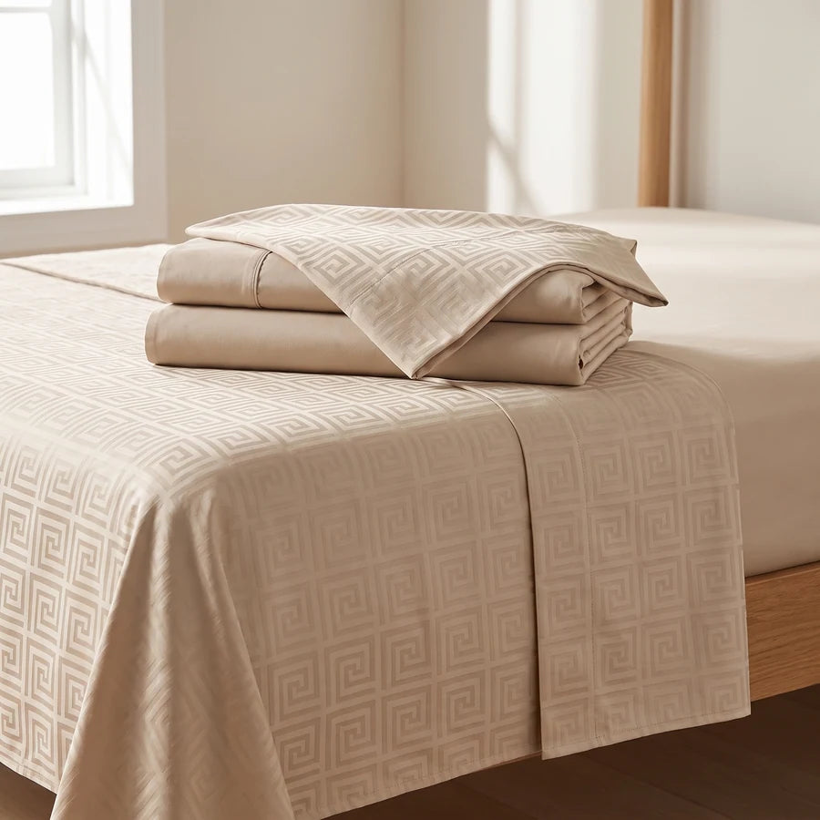 Las cuatro piezas dobladas sobre la cama, con el tejido a la vista