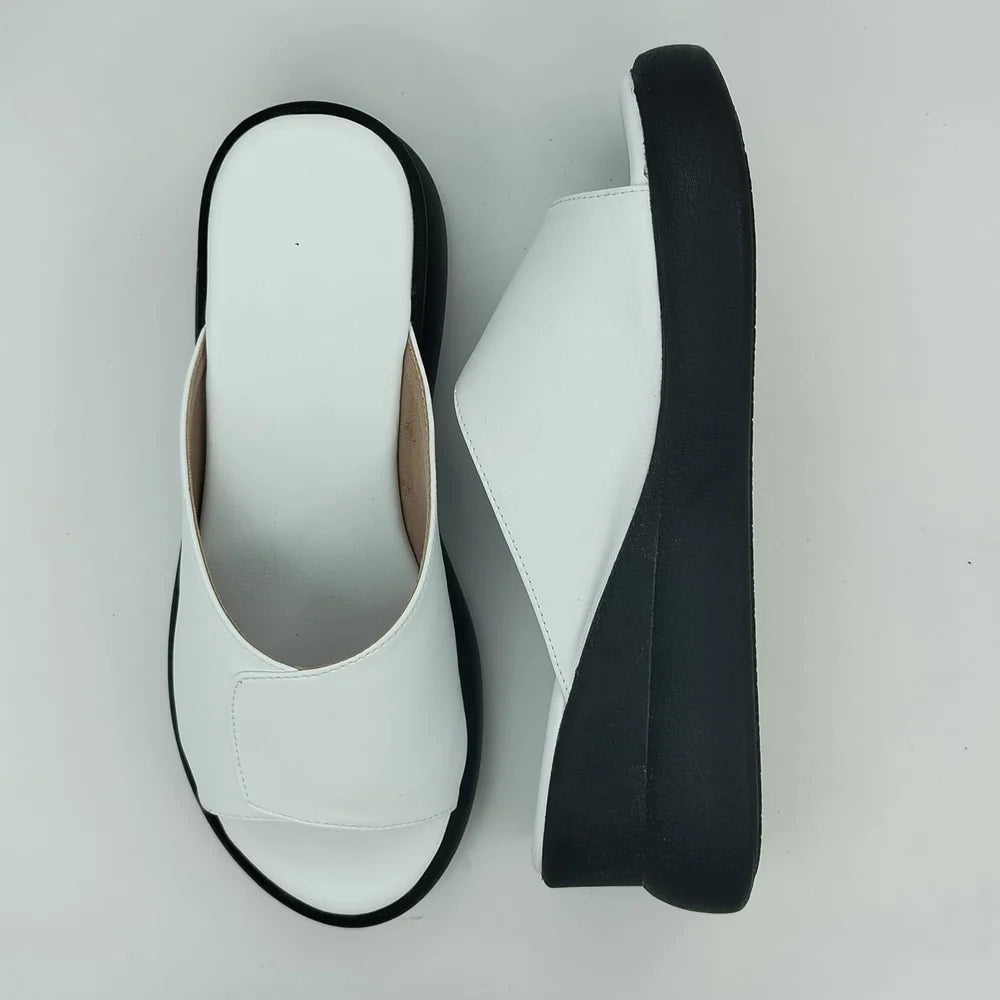 Sandalia de plataforma blanca con suela negra
