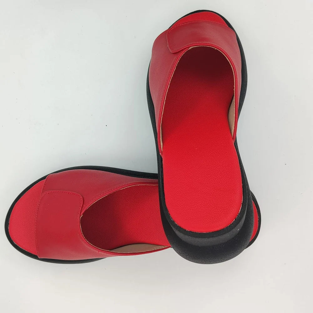 Sandalia de plataforma roja con suela negra